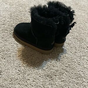 Size 7 toddler uggs